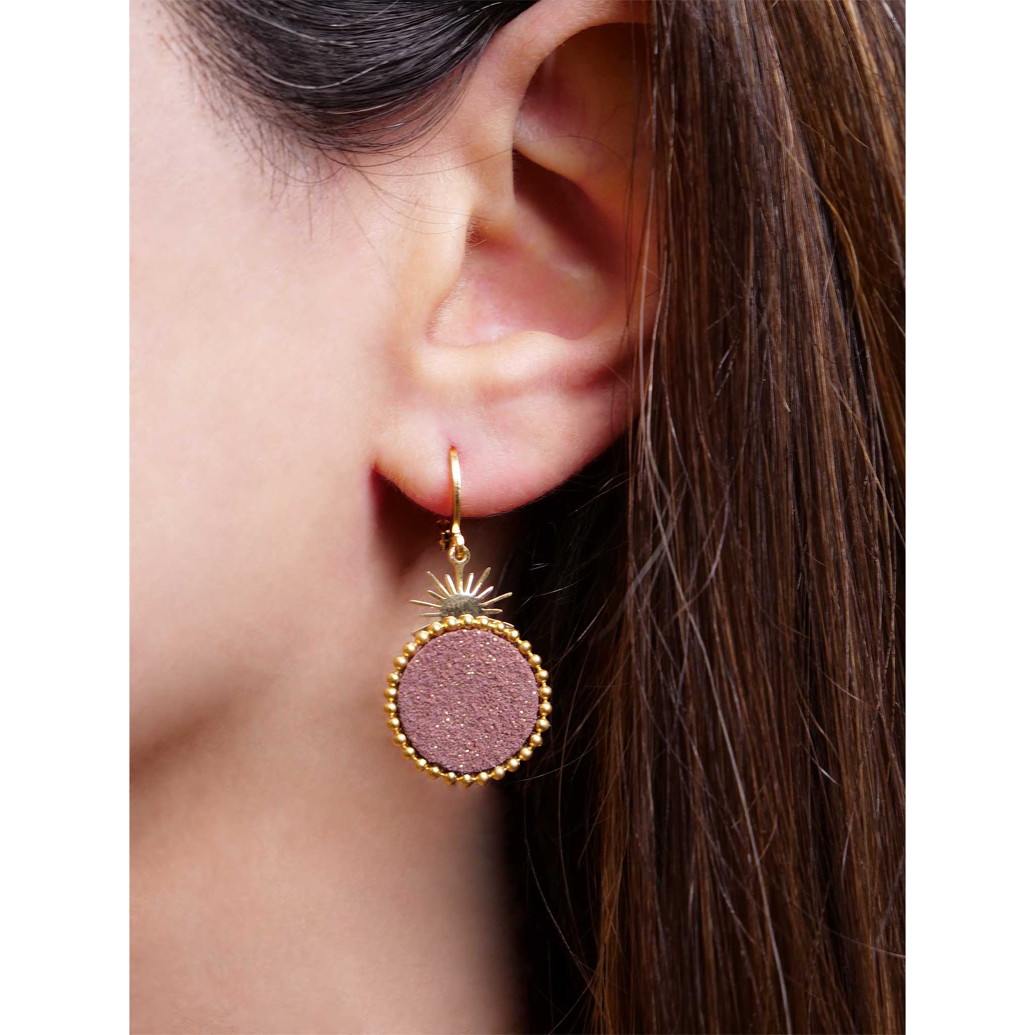 petites boucles d'oreilles soleil cuirs pailletés rose acier doré or fin