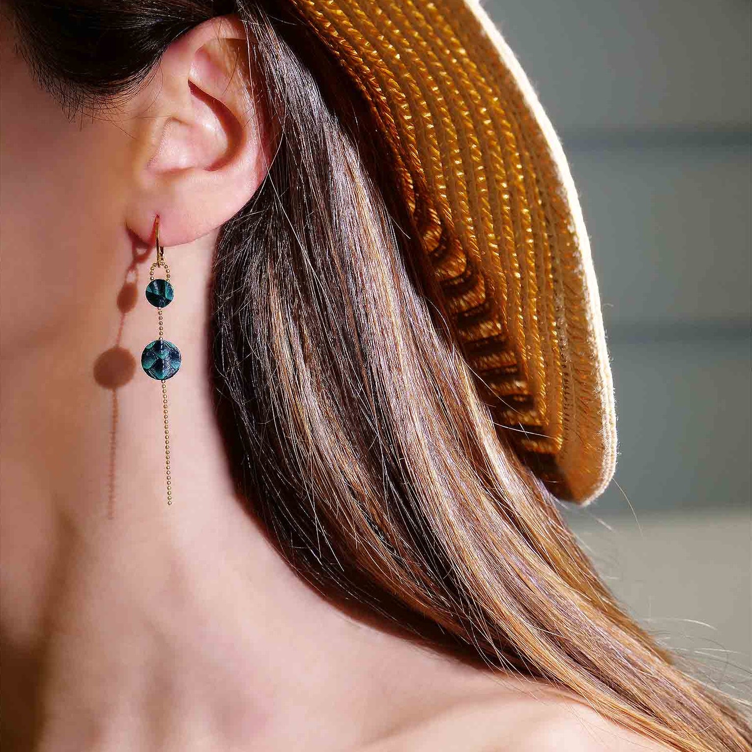 boucles d'oreilles fines dorées l'or fin cuirs marin saumon vert