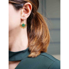Charger l&#39;image dans la galerie, petites boucles d&#39;oreilles colorées dorées cuirs pendentifs soleil vert
