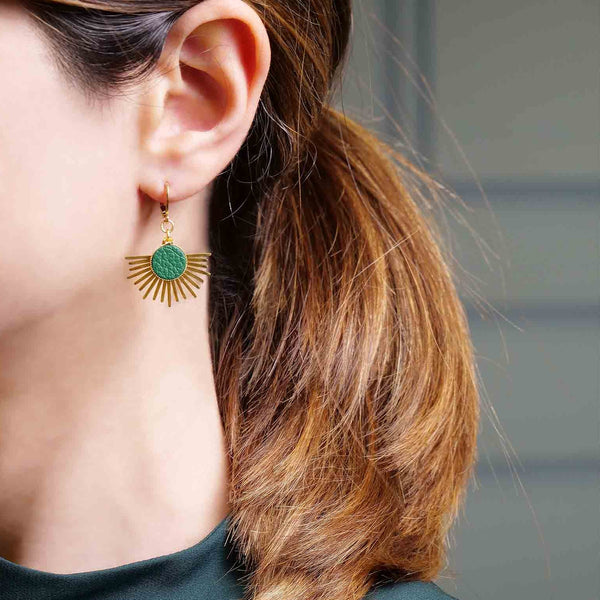 petites boucles d'oreilles colorées dorées cuirs pendentifs soleil vert