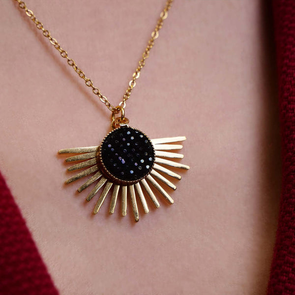 collier pendentif soleil cuir coloré acier doré noir grainé