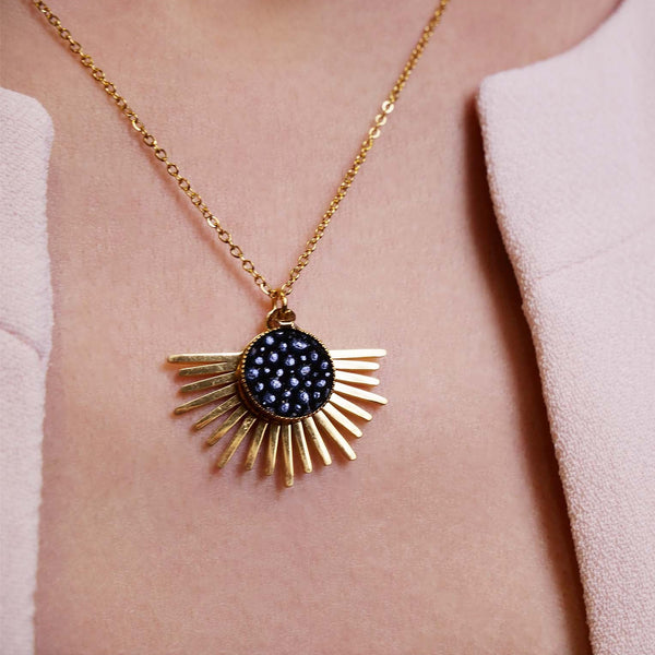 collier pendentif soleil cuir coloré acier doré