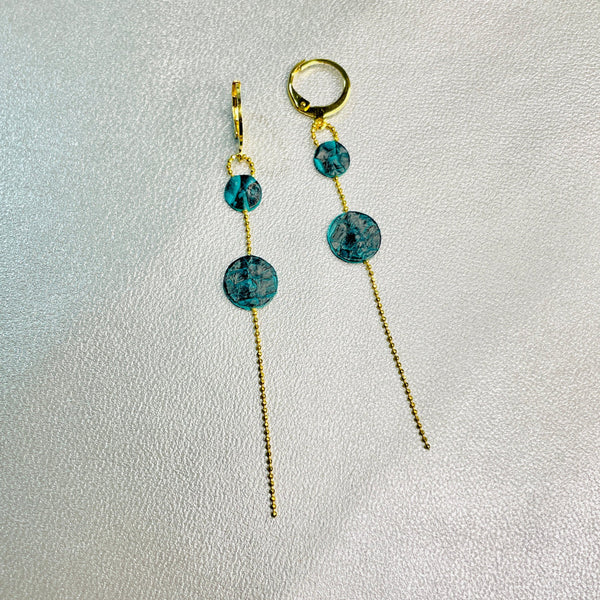 Fines boucles d'oreilles Lyre de Nune, dorées à l'or fin avec petites pastilles de cuir marin, cuir de poisson saumon vert émeraude écaille sur chaînette dorée, sur fond gris argenté