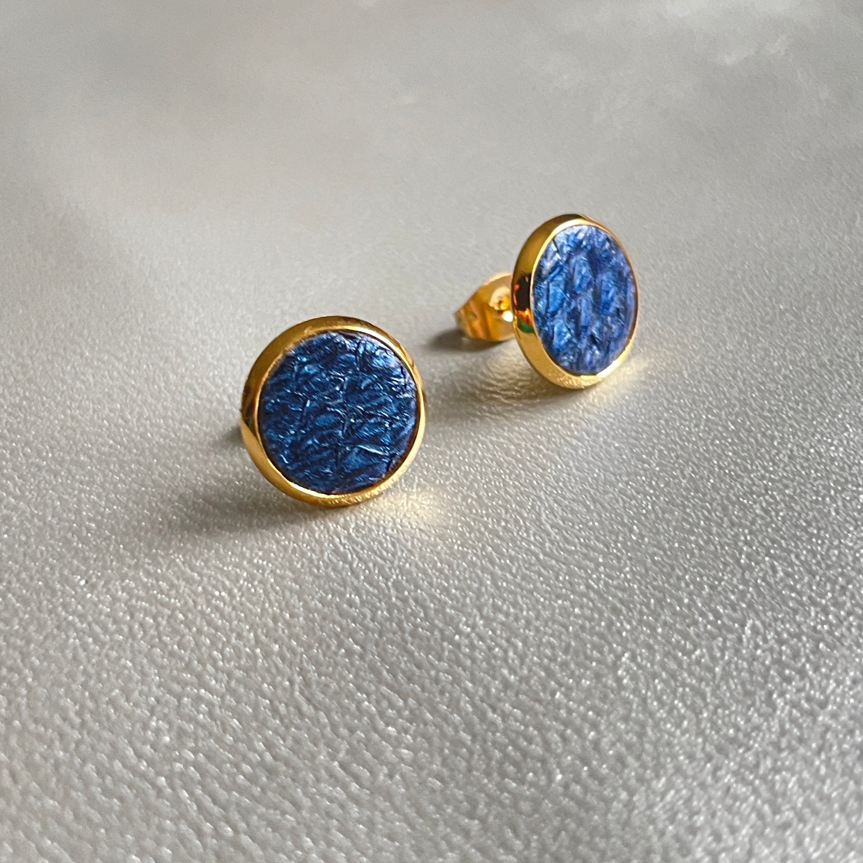 NUNE puces d'oreilles dorées ILIS avec pastille de cuir marin bleu saphir métallisé