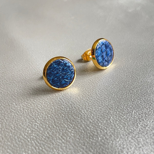 NUNE puces d'oreilles dorées ILIS avec pastille de cuir marin bleu saphir métallisé