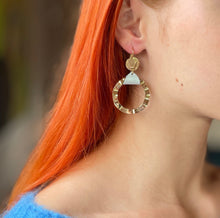 Charger l&#39;image dans la galerie, Boucle d&#39;oreille créole dorée Nune modèle Cael en cuir bleu lune nacré portée par un modèle aux cheveux roux
