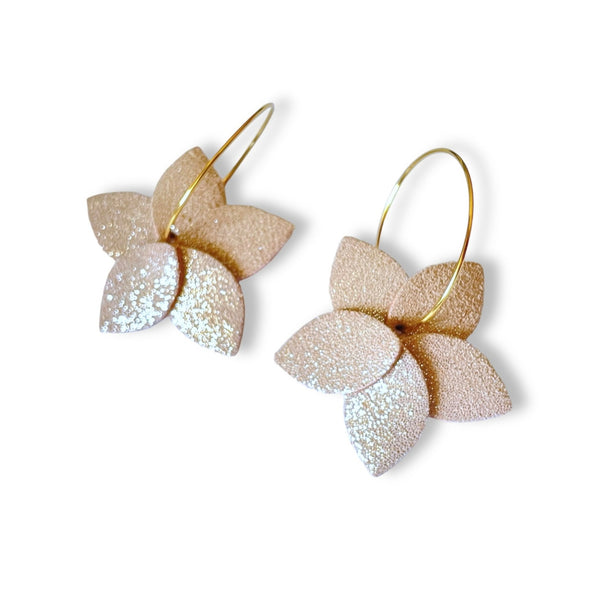 Nune petites boucles d'oreilles créoles Jasmin Pailleté en cuir rose pailletée argent et anneaux dorés, vues de dessus, sur fond blanc