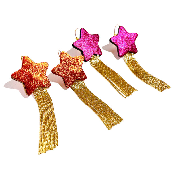 Nune Boucles d'oreilles légères SuperStella, grandes étoiles en cuirs  orange sanguine métallisé et fushia métallisé recyclé et leurs longues et fines chaînettes dorées, sur fond blanc