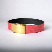 Charger l&#39;image dans la galerie, bracelet en cuir marin rose saumon avec fermoir doré aimanté, sur fond blanc

