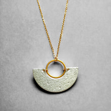 Charger l&#39;image dans la galerie, Collier fin doré avec pendentif en forme de demi-lune en liège argenté, sur fond gris

