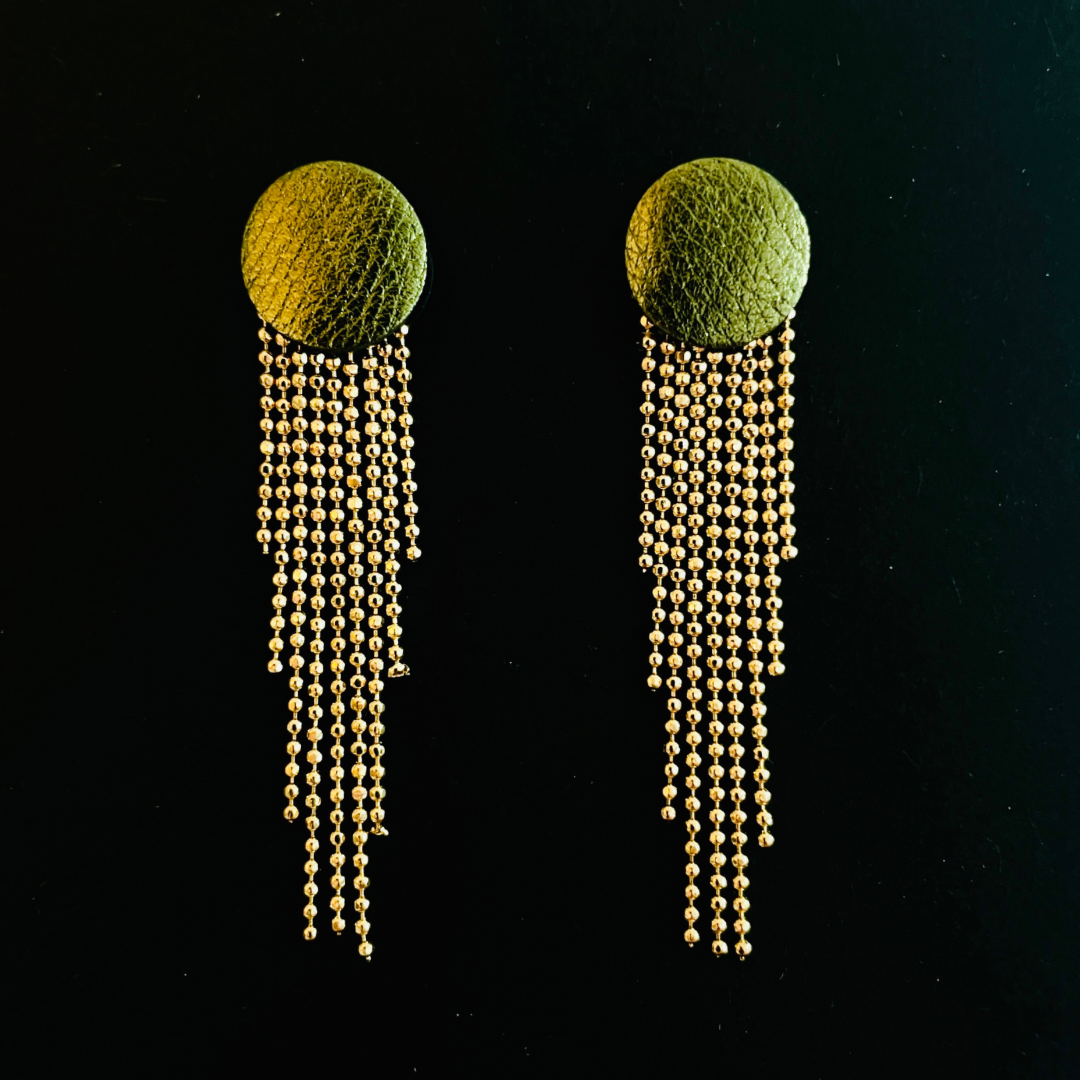 Puces d'oreilles rondes et élégantes en cuir kaki métallisé avec leur cascade de fines chaînettes dorées, sur fond noir
