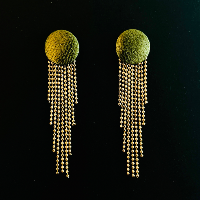 Puces d'oreilles rondes et élégantes en cuir kaki métallisé avec leur cascade de fines chaînettes dorées, sur fond noir