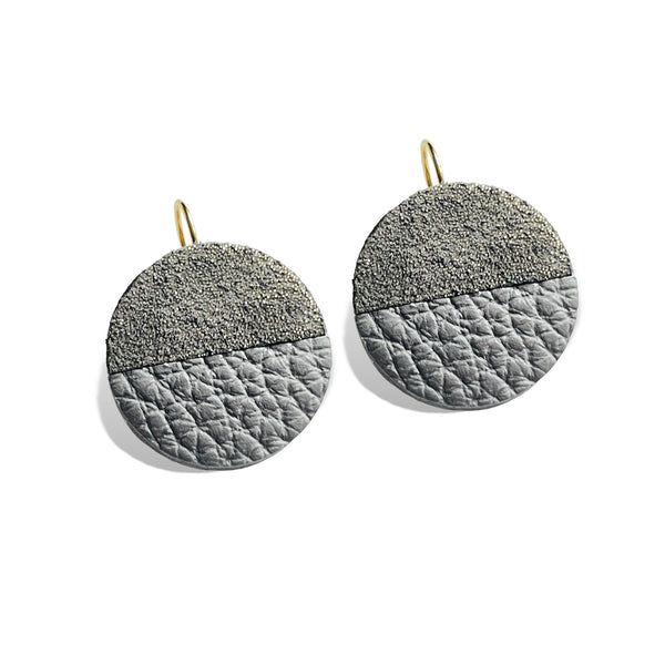 NUNE boucles d'oreilles rondes bicolores en cuir gris pailleté or et gris grainé, sur fond blanc