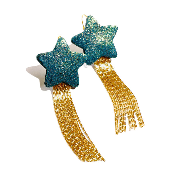 Nune Boucles d'oreilles légères SuperStella cuir pailleté, grandes étoiles en cuir vert canard pailleté irisé recyclé et leurs longues et fines chaînettes dorées, sur fond blanc