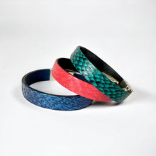 Charger l&#39;image dans la galerie, 3 bracelets en cuir marin rose saumon, bleu saphir métallisé et vert émeraude écaille avec fermoirs argent aimantés, sur fond blanc
