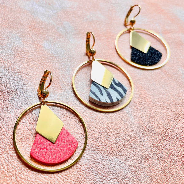 Boucles d'oreilles dorées à l'or fin Nune modèle Scala Créoles en cuirs saumon, zébré noir et noir grainé pailleté sur fond cuir corail nacré clair