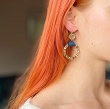 Charger l&#39;image dans la galerie, Boucle d&#39;oreille créole dorée Nune modèle Cael en cuir bleu marine portée par un modèle aux cheveux roux
