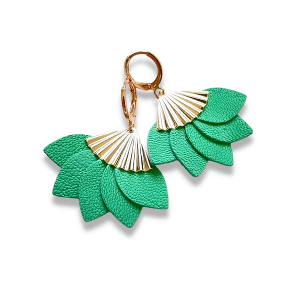boucles d'oreilles dorées en forme éventail en cuir recyclé vert de la marque Nune modèle Sakura, sur fond de cuir blanc