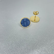 Charger l&#39;image dans la galerie, NUNE puces d&#39;oreilles dorées ILIS avec pastille de cuir marin bleu nuit brut
