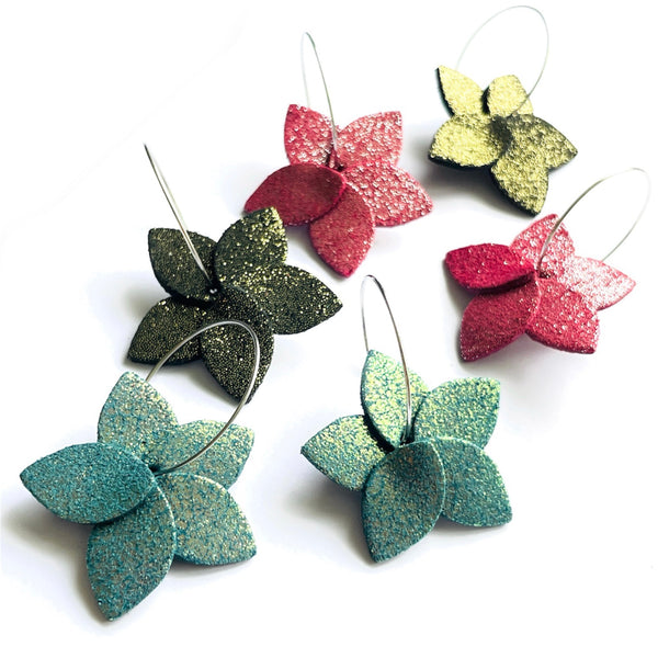 Nune 3 paires de petites boucles d'oreilles créoles Jasmin Argenté Pailleté en cuirs vert canard pailleté irisé, noir pailleté or et framboise pailletée argent, vues de dessus, sur fond blanc