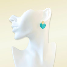 Charger l&#39;image dans la galerie, NUNE puce d&#39;oreille dorée Mims avec pendentif cœur en cuir vert émeraude brillant recyclé, portée à l&#39;oreille
