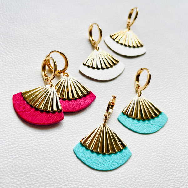 Petites boucles d'oreilles dorées Nune modèle Alya avec sequin éventail et pièces de cuir rose fushia, vert menthe et blanc nacré