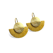 Charger l&#39;image dans la galerie, NUNE boucles d&#39;oreilles dorées en forme de demi-lunes en cuir safran pailleté argent et doré recyclé, sur fond blanc. Modèle Téthys
