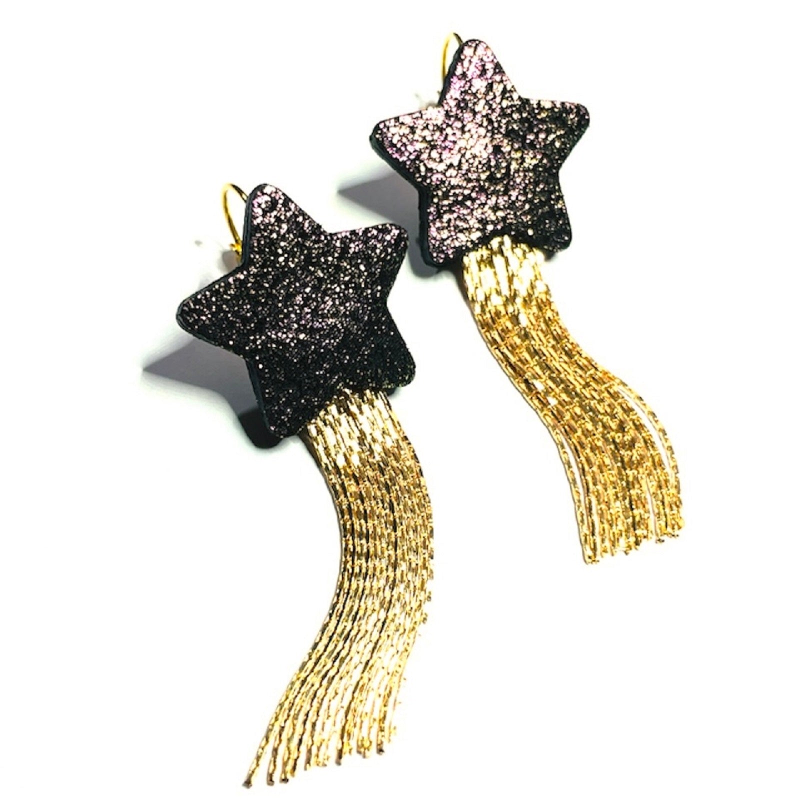 Nune Boucles d'oreilles légères SuperStella cuir pailleté, grandes étoiles en cuir noir pailleté irisé recyclé et leurs longues et fines chaînettes dorées, sur fond blanc