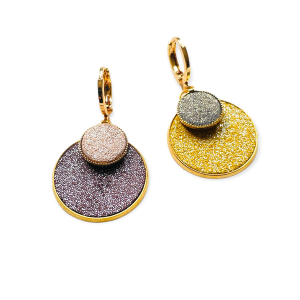 Petites boucles d'oreilles dorées rondes pailletées Nune modèle Bulles pailletées avec doubles sertis de cuirs pailletés mauve et rose, et safran et gris, sur fond blanc
