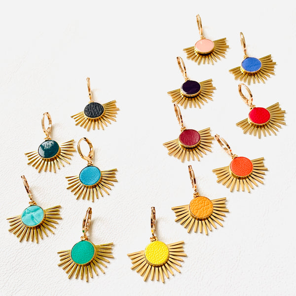 Petites boucles d'oreilles dorées Nune modèle Miria en acier inoxydable et laiton doré à l'or fin avec sertis en cuir de toutes les couleurs, vues de dessus, ur fond blanc