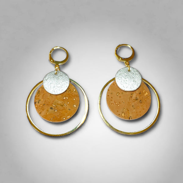 Boucles d'oreilles dorées rondes en liège argenté et doré antique, soulignées par de grands anneaux dorés, sur fond gris