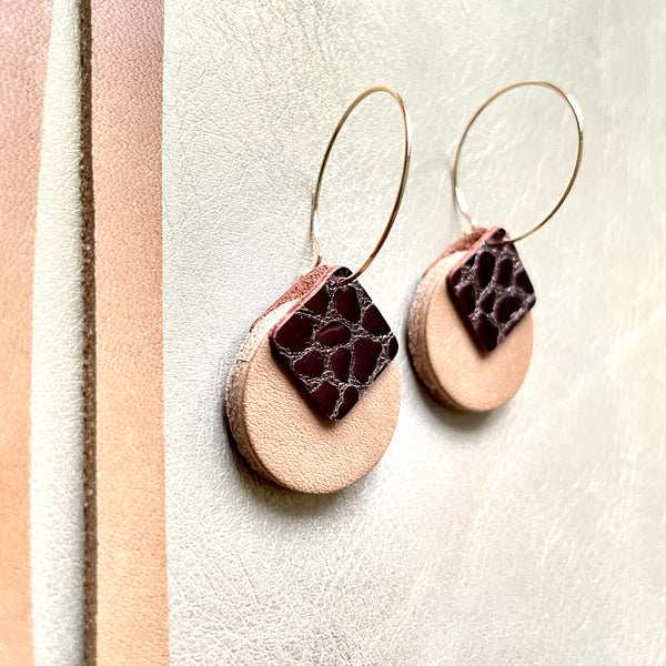 boucles d'oreilles dorées Nune modèle Héra en cuirs beige amande et chocolat brillant façon croco sur fond gris doré, vues de côté