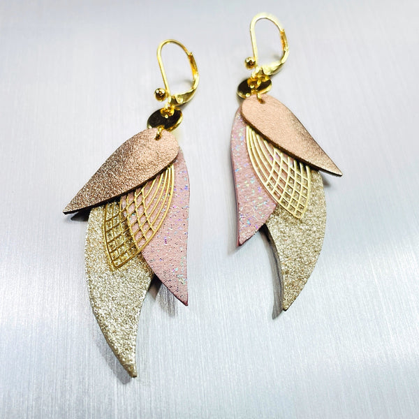 boucles d'oreilles dorées Nune modèle Ara en plumes de cuirs cannelle dorée satinée, rose poudré irisé et beige pailleté argent