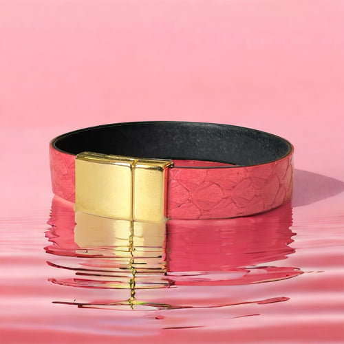 bracelet en cuir marin rose saumon avec fermoir doré aimanté, posé sur de l'eau rose