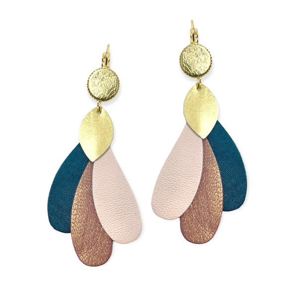 Paire de grandes boucles d'oreilles dorées en forme de plumes de paon, en cuirs recyclés doré clair, rose pâle, vieux rose nacré et vert canard, sur fond blanc. Modèle Paon de Nune.
