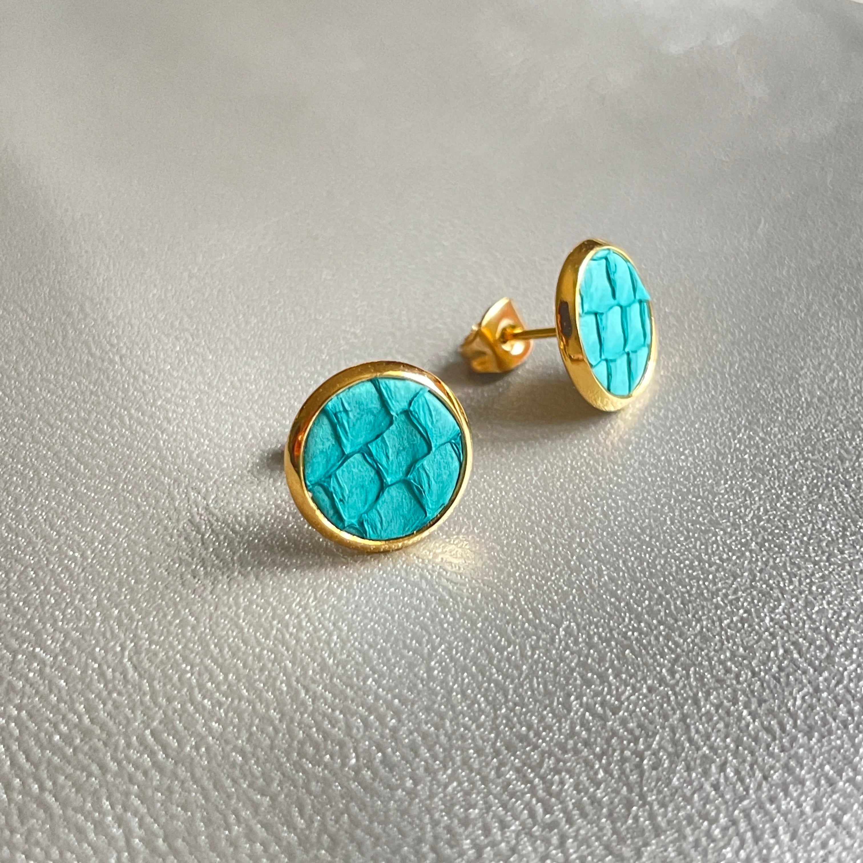 NUNE puces d'oreilles dorées ILIS avec pastille de cuir marin bleu turquoise brut