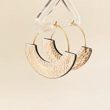 Charger l&#39;image dans la galerie, Boucles créoles Nune modèle Mezzaluna dorées en forme de demi-lunes en cuir recyclé doré clair froissé
