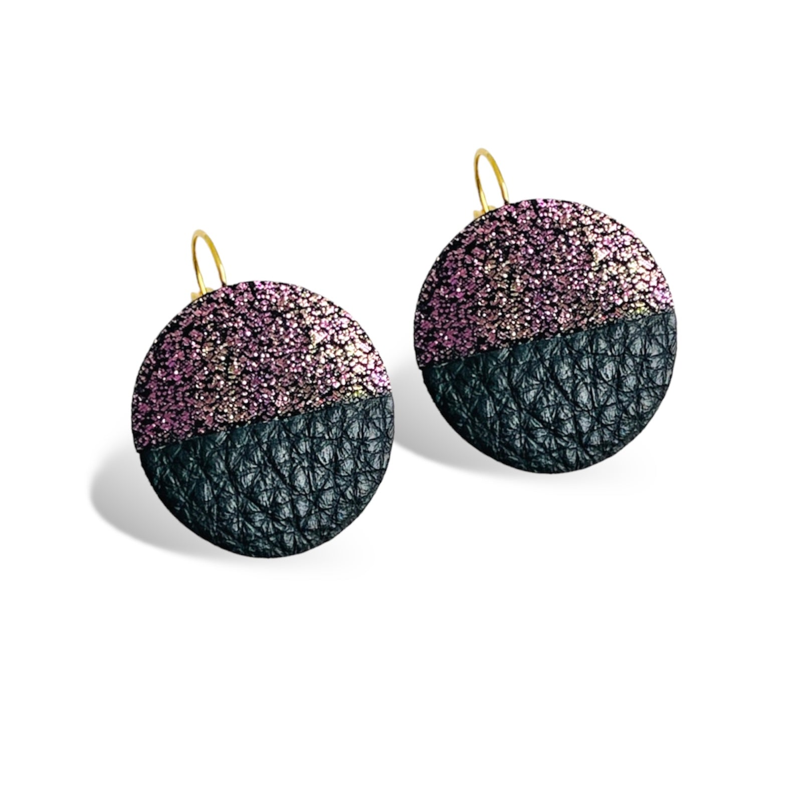 NUNE boucles d'oreilles rondes bicolores en cuir noir pailleté irisé et noir grainé, sur fond blanc