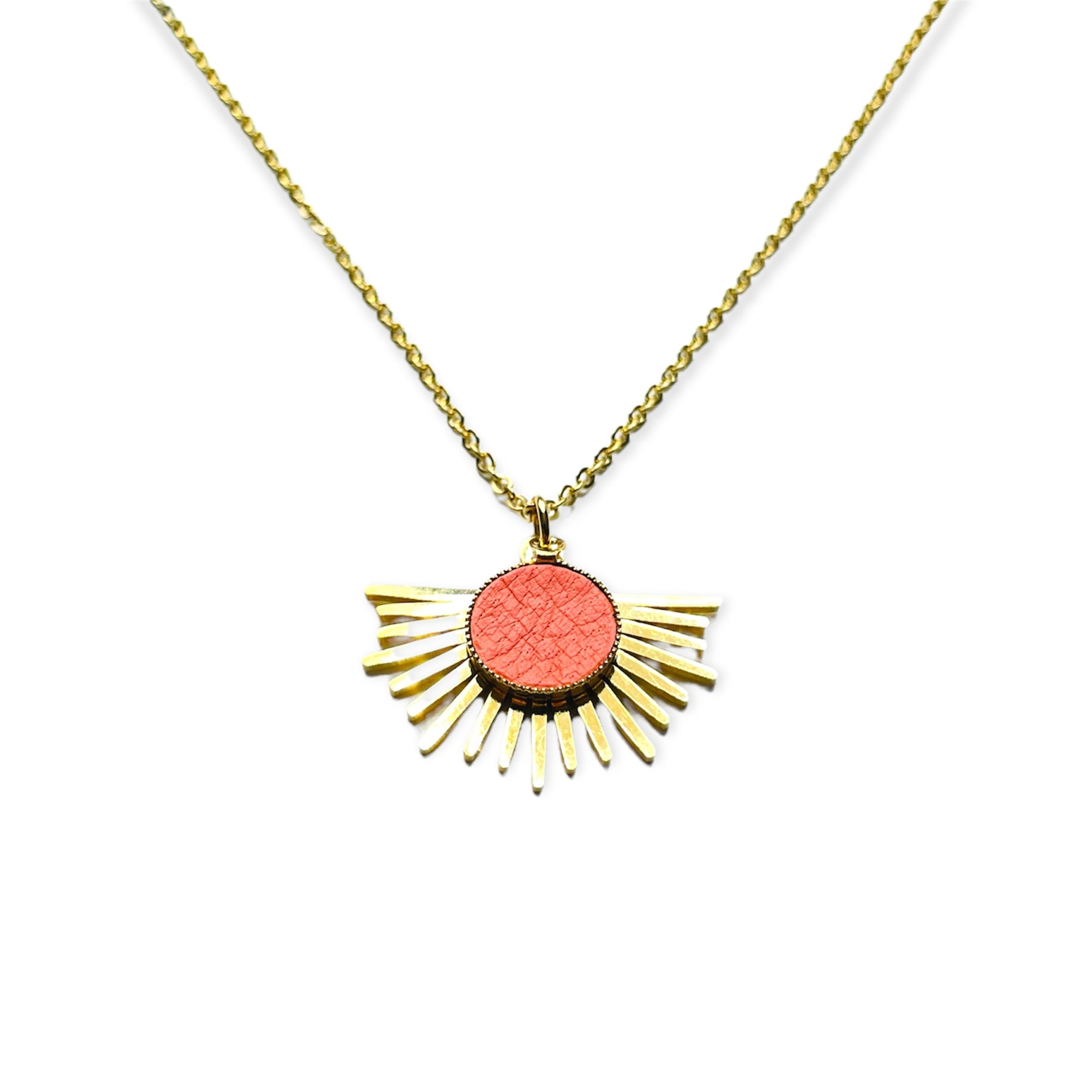 NUNE collier doré fin Miria en forme de soleil avec un serti en cuir saumon clair, sur fond blanc