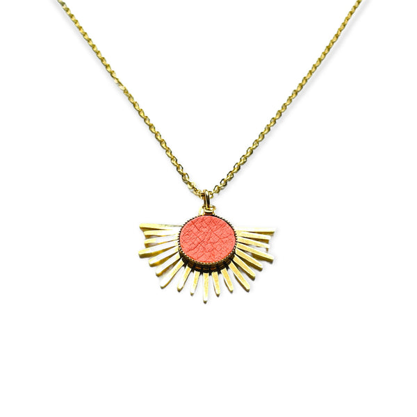 NUNE collier doré fin Miria en forme de soleil avec un serti en cuir saumon clair, sur fond blanc