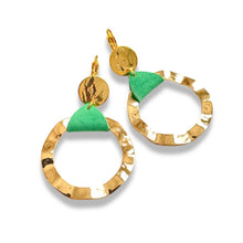 Charger l&#39;image dans la galerie, Boucles d&#39;oreilles créoles dorées Nune modèle Cael en cuir vert sur fond blanc
