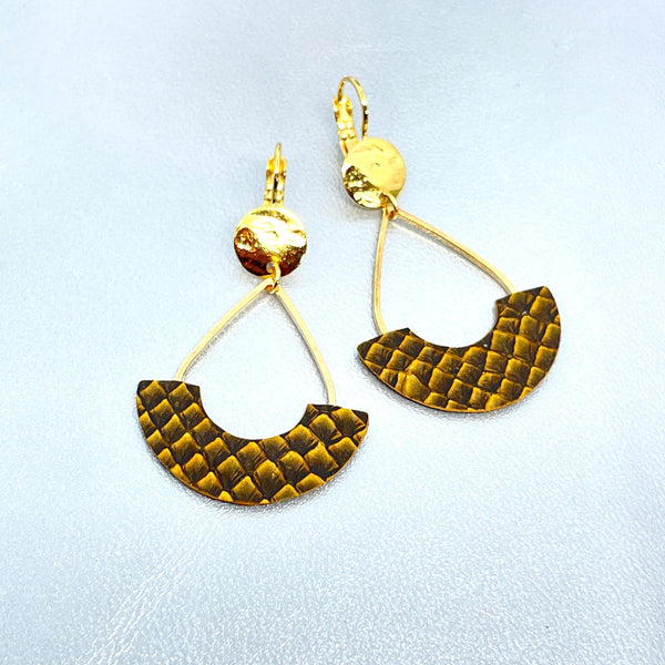 Boucles d'oreilles Anoush de Nune, dorées à l'or fin avec cuir marin, cuir de poisson saumon ocre écaille, en forme de demi-lune, sur fond cuir gris argenté