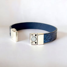 Charger l&#39;image dans la galerie, bracelet  ouvert en cuir marin bleu saphir métallisé avec fermoir argent aimanté, sur fond blanc
