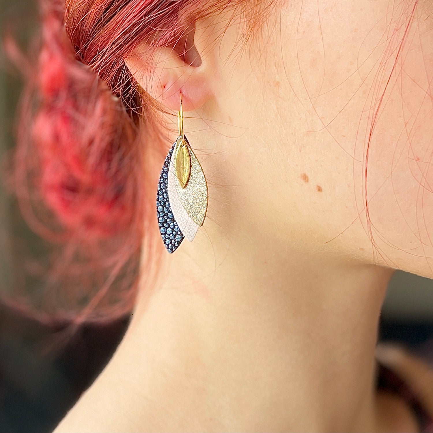 manchette d'oreille earcuff plume naturelle bleu gris blanc