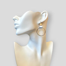 Charger l&#39;image dans la galerie, boucle d&#39;oreille dorée avec grand anneau créole attaché par une fine pièce de liège argenté, portée à l&#39;oreille
