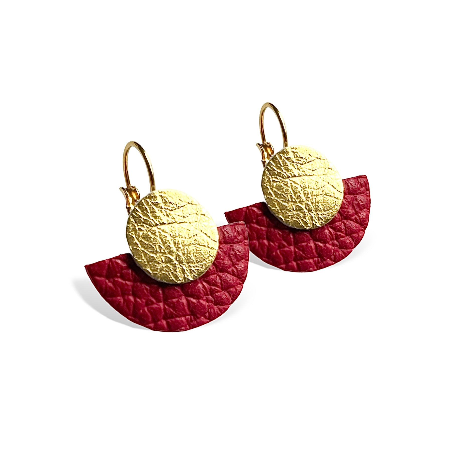 boucles d'oreilles dorées en forme de demi-lunes en cuirs doré et rouge grainé, sur fond blanc