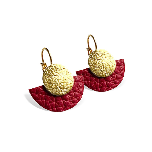 boucles d'oreilles dorées en forme de demi-lunes en cuirs doré et rouge grainé, sur fond blanc