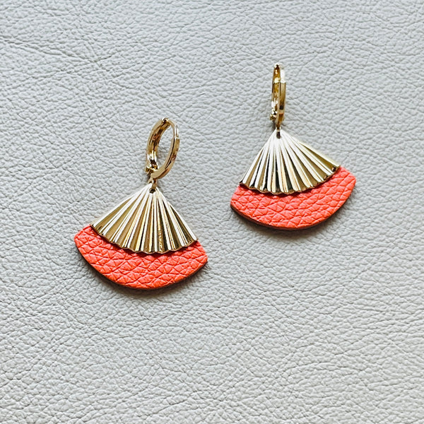 Boucles d'oreilles dorées Nune modèle Alya avec sequin éventail et pièces de cuir carotte grainé, sur fond cuir beige