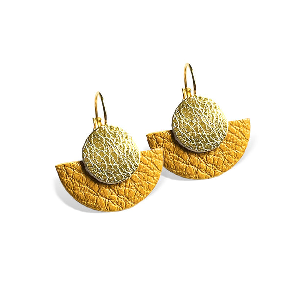 boucles d'oreilles dorées en forme de demi-lunes en cuirs doré et moutarde grainé, sur fond blanc