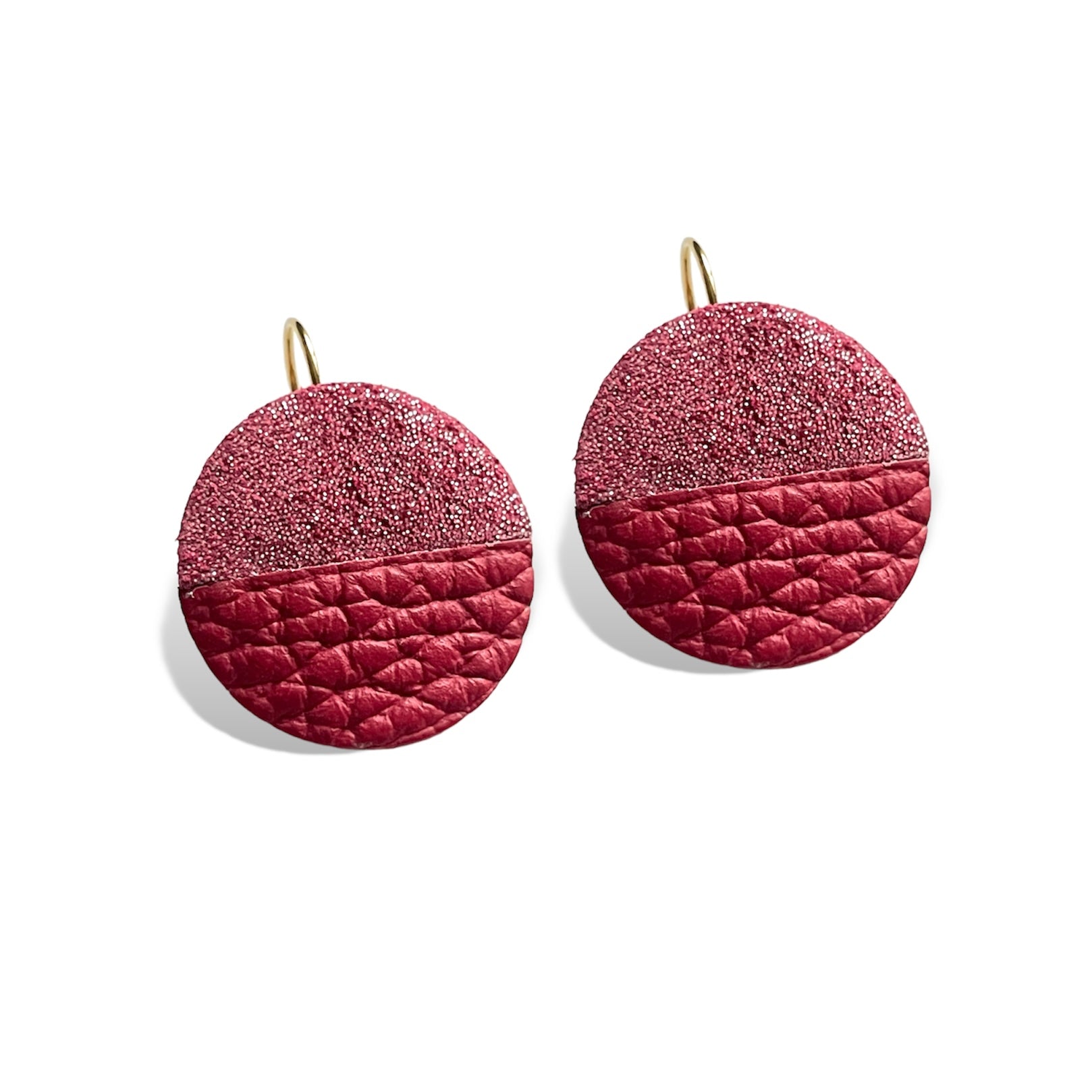 NUNE boucles d'oreilles rondes bicolores en cuir framboise pailletée argent et rouge grainé, sur fond blanc